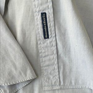Abercrombie & Fitch Chambray Blue Botton Down Collar. 15”x33”. 100% Cotton.